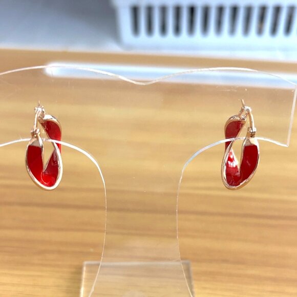 No BRAND Jewelry - Red & Gold Teardrop Hoop Earrings - Stylish Jewelry For Women - Lightweight & Ey